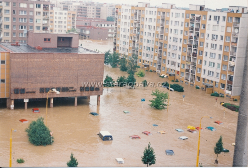 1997 (5).jpg - Povodně 1997 - Ulice Ratibořská a celkový pohled na ulici Černou
